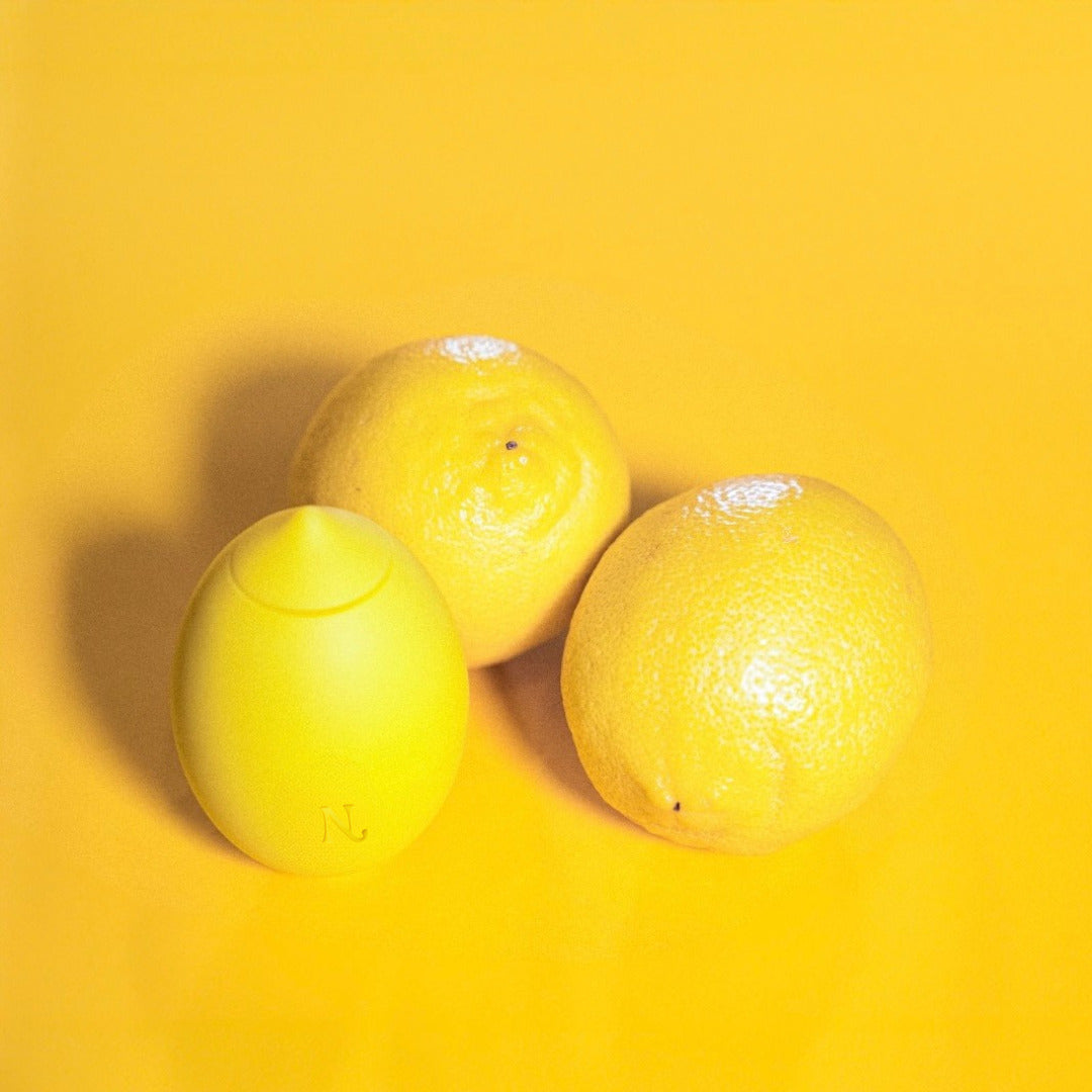 Vibromasseur clitoridien citron — en main
