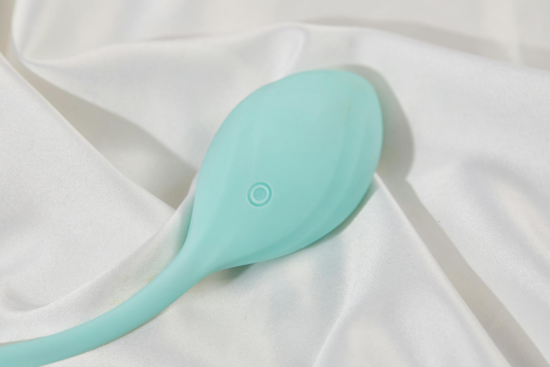 Un vibromasseur citron élégant sur tissu blanc lisse, symbole d'une reprise douce du plaisir