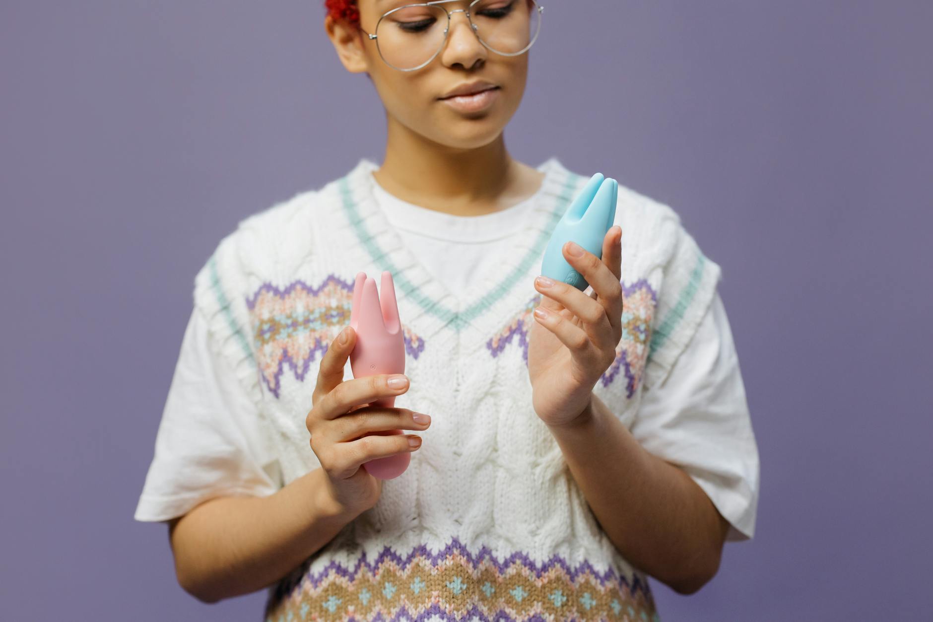 Femme tenant un vibromasseur citron rose dans un moment de découverte et de plaisir personnel